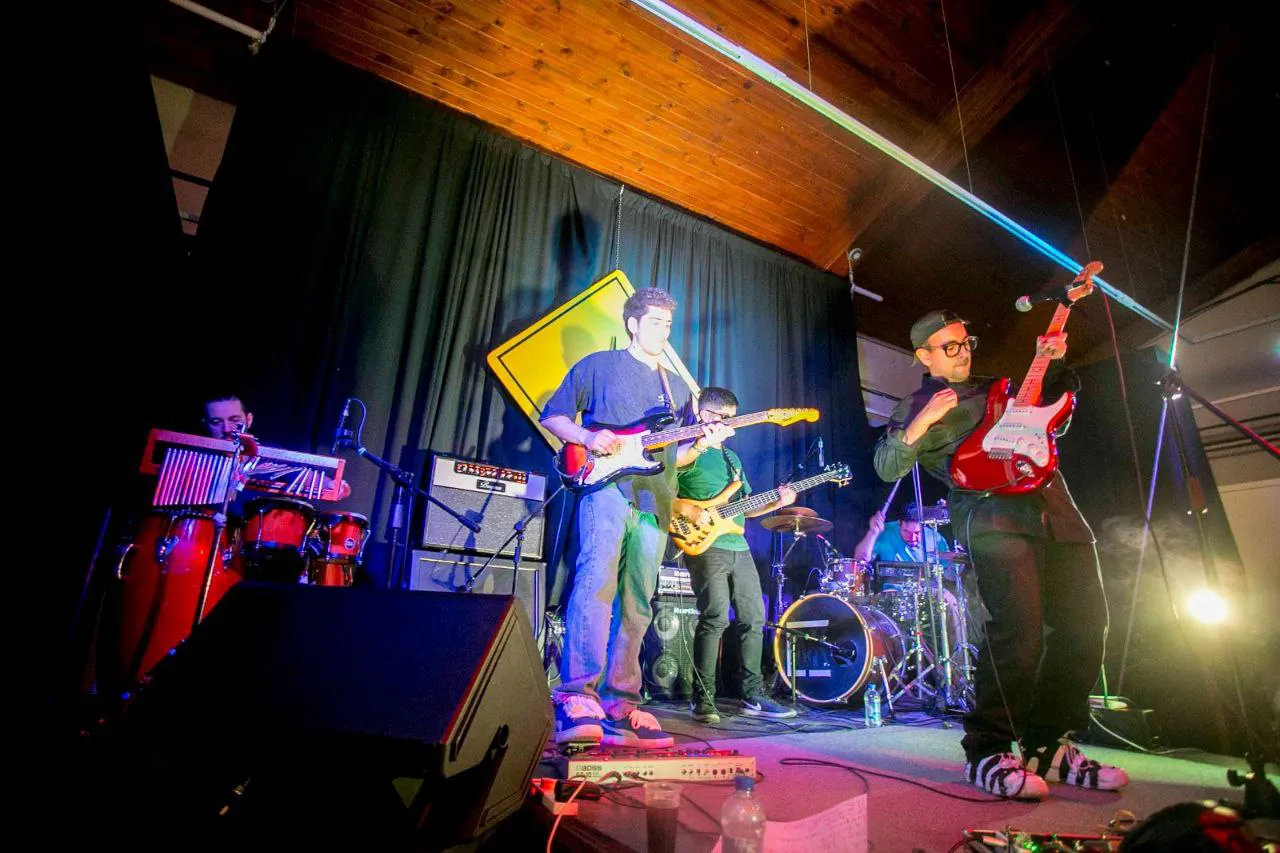 El artista fueguino Rodro se presentó con un show musical en Ushuaia