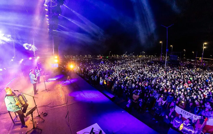 Miles de vecinos disfrutaron del show de los Palmeras en la previa al encendido del Arbolito  (1)