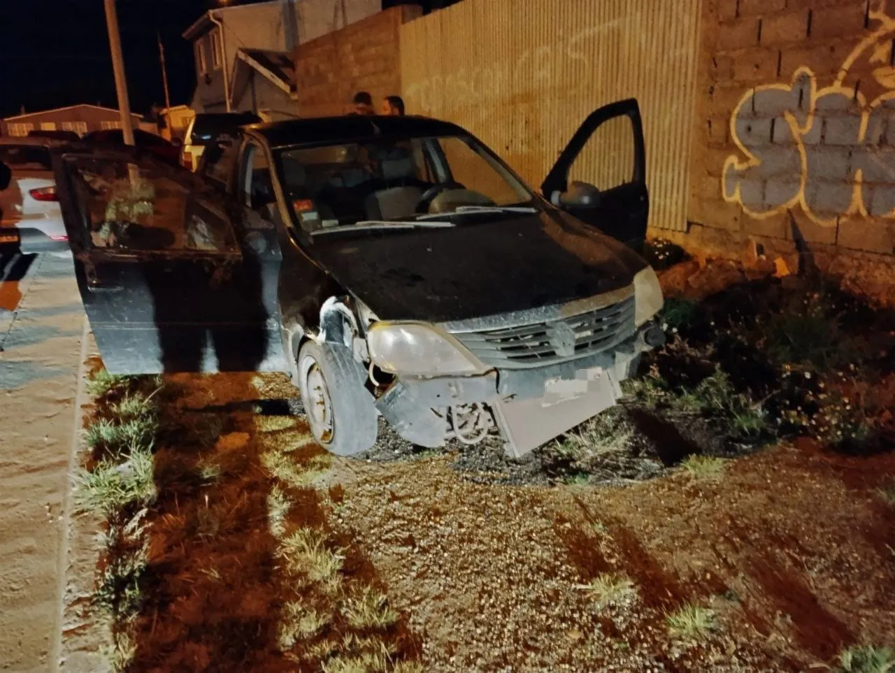 Cruzó en rojo, chocó un móvil municipal y fue aprehendido conduciendo con 2,75 de alcohol