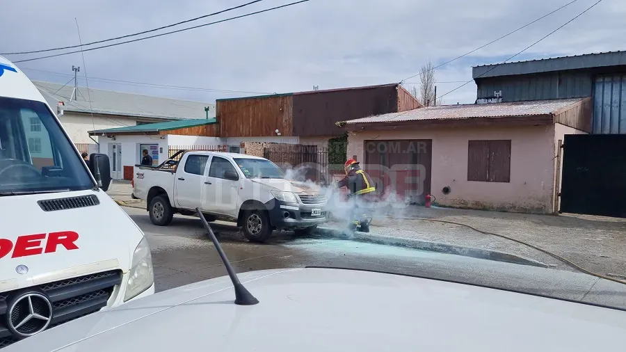 Un desperfecto eléctrico provocó un incendio sobre una camioneta estacionada (4)