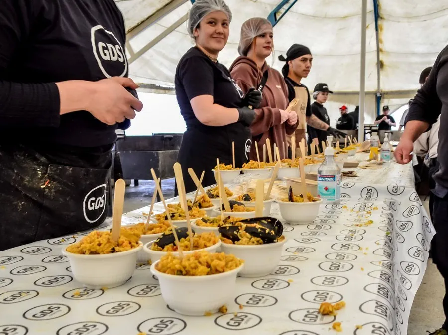 Alrededor de 15 mil porciones de la tradicional paella fueron repartidas a vecinos (3)