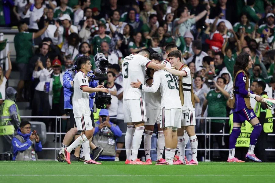 México goleó y por primera vez terminó la fase de grupos con puntaje ideal