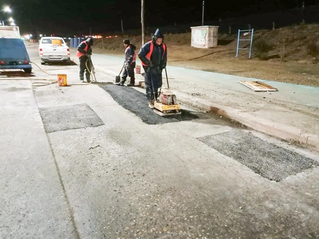 Continúan realizándose trabajos de bacheo en frío en horarios nocturnos
