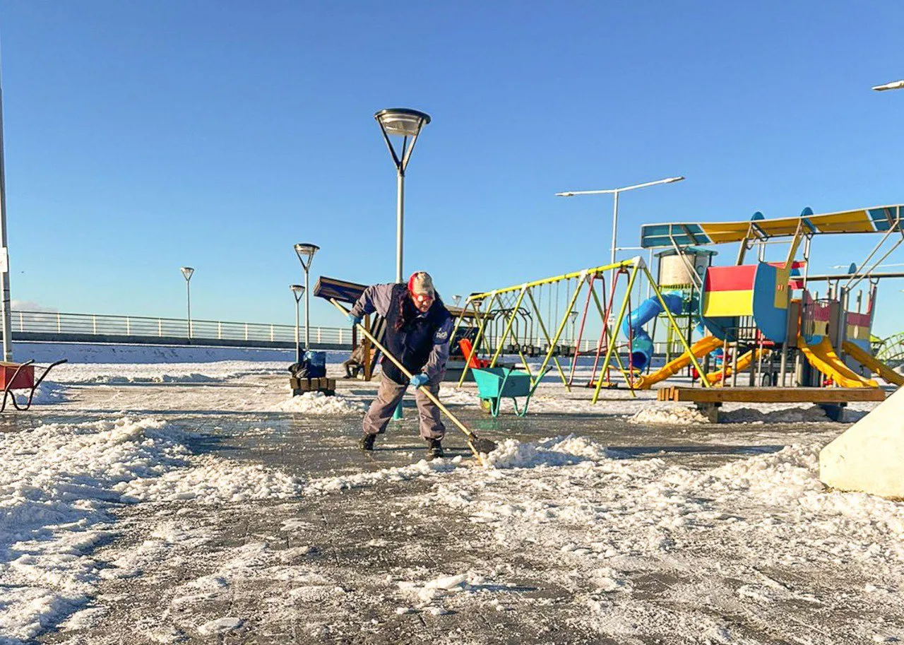 Continúan realizándose las tareas de limpieza y despeje de hielo y nieve (1)