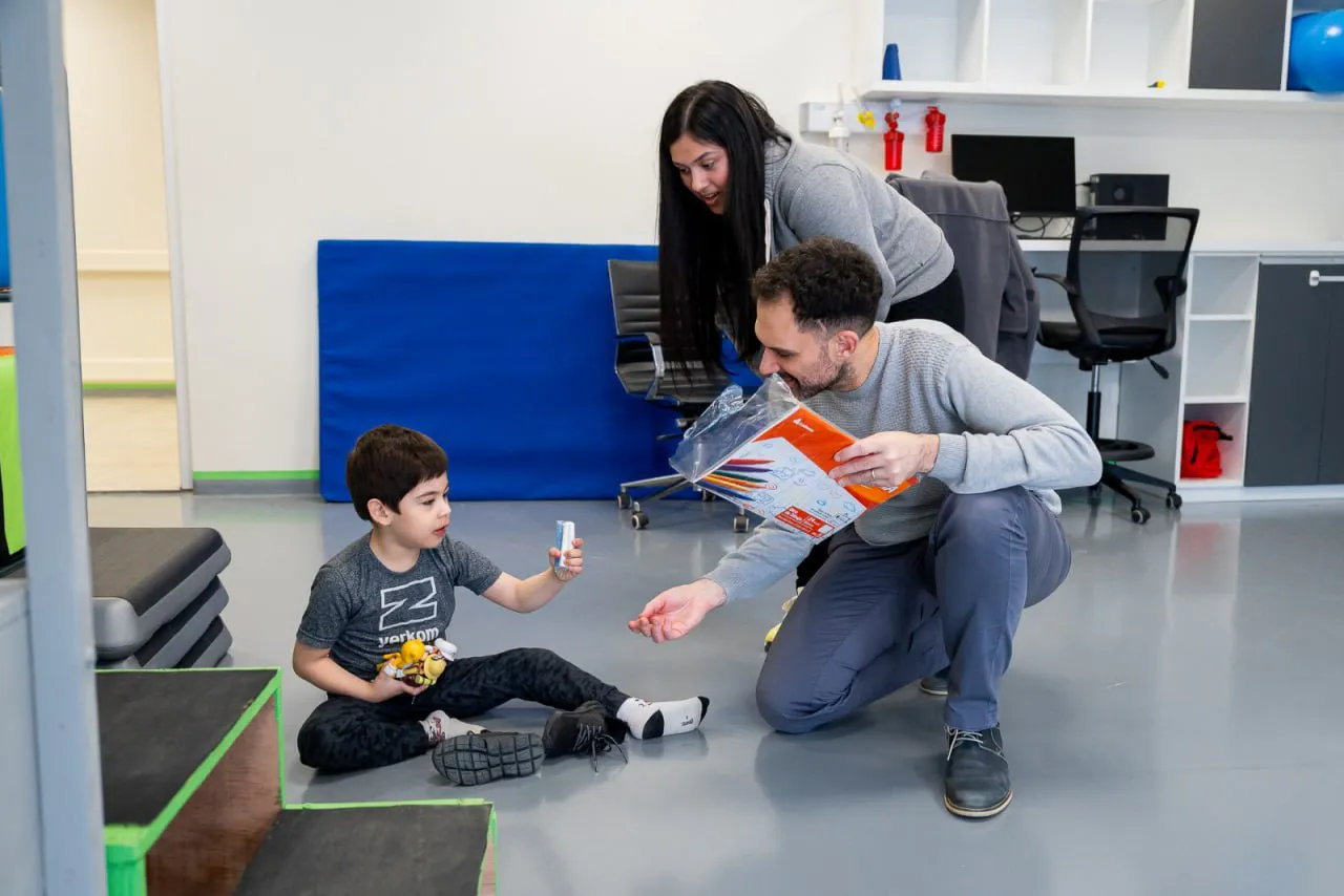 Entregan kit escolares a chicos que asisten al Centro Provincial de Rehabilitación