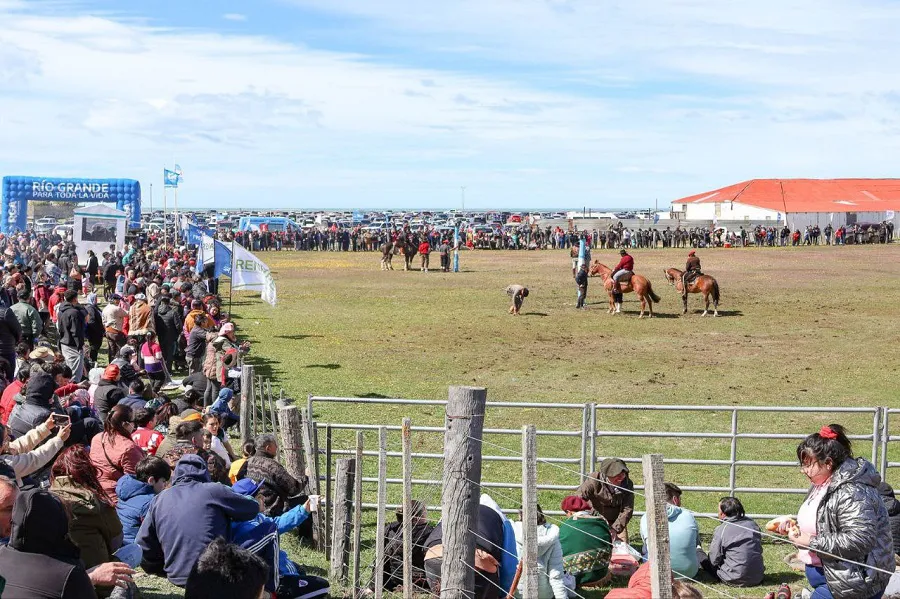 Perez destacó el trabajo local que se vivó en la 4ª Expo Agroproductiva en La Misión Salesiana (2)