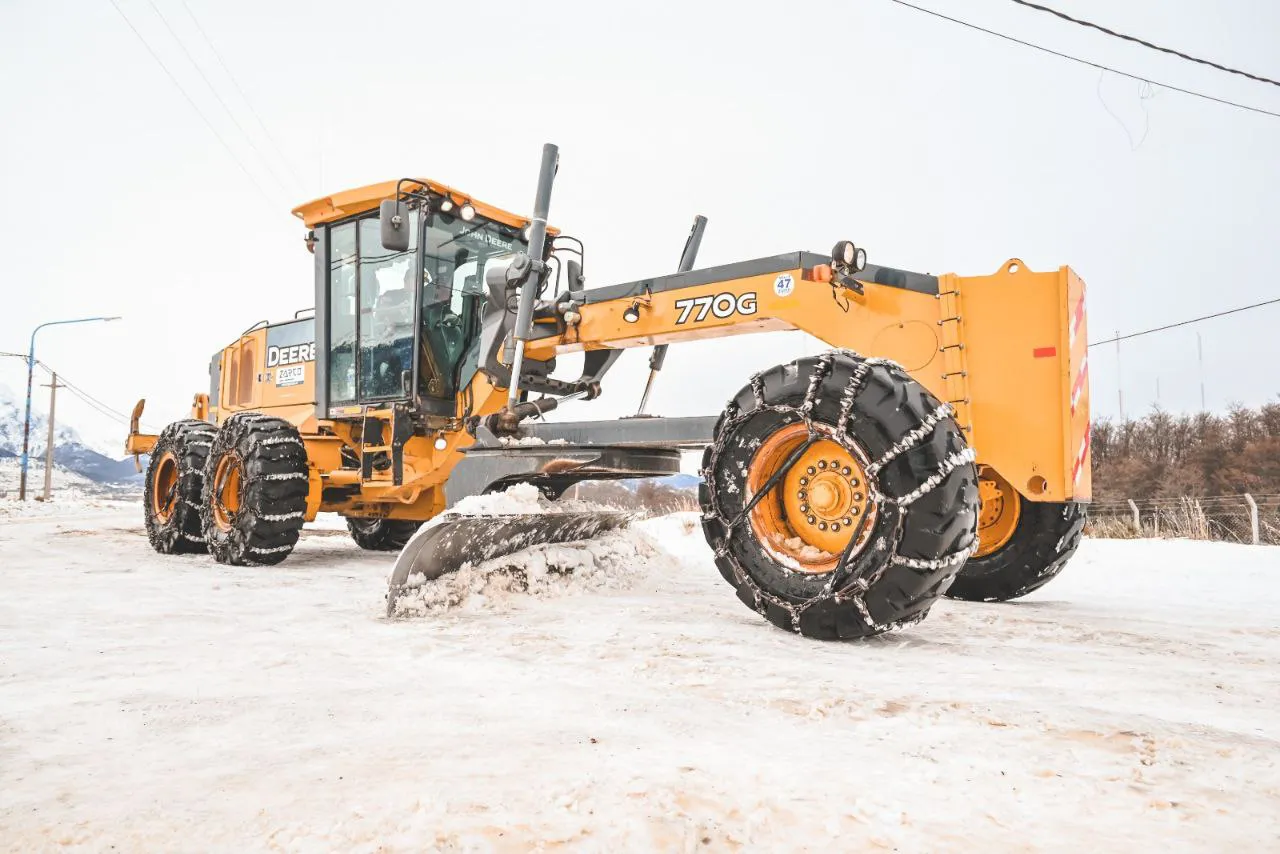 Avanzan los trabajos de despeje y limpieza de nieve en toda la ciudad de Ushuaia (2)