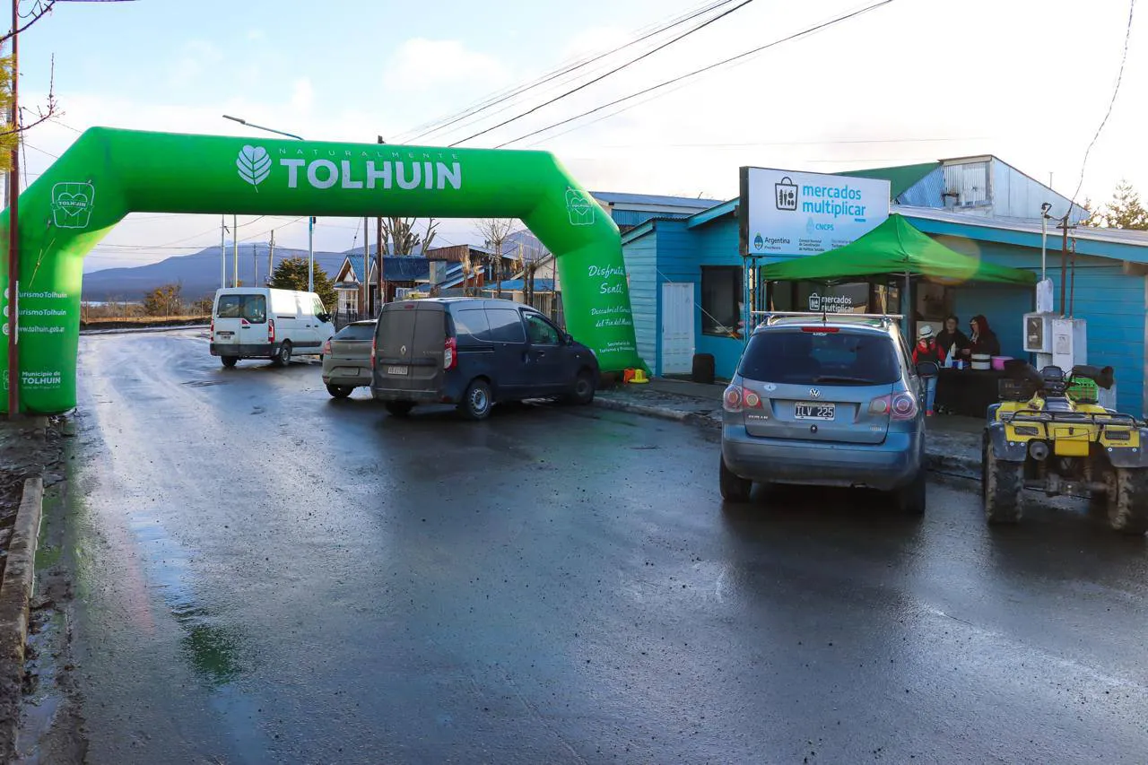 Gran acompañamiento de vecinos en el Mercado Multiplicar en Tolhuin el fin de semana (2)
