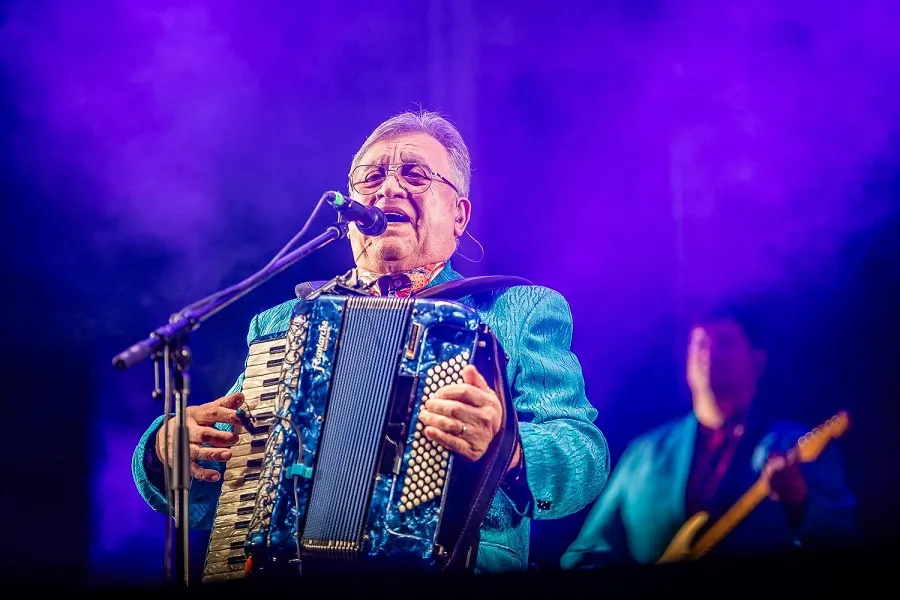 Miles de vecinos disfrutaron del show de los Palmeras en la previa al encendido del Arbolito  (4)