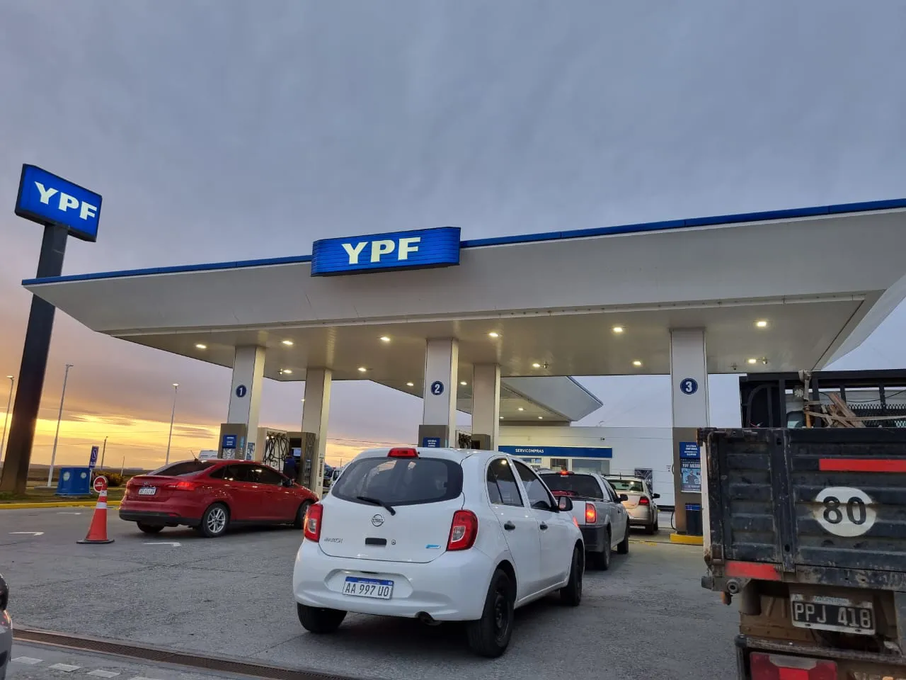 Se esperan largas colas en las estaciones de servicio por el aumento de este lunes
