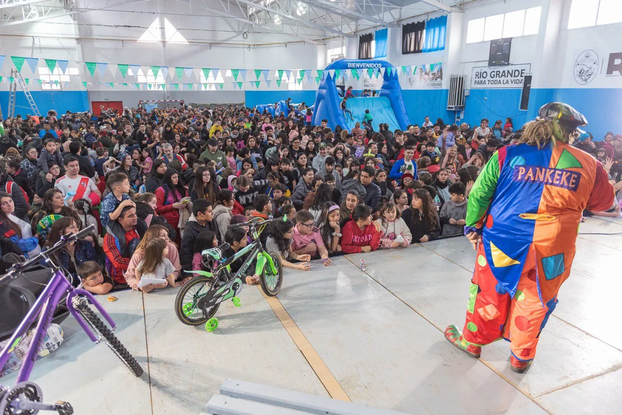 Cientos de niños celebraron su día con una gran kermesse en el polideportivo Margalot