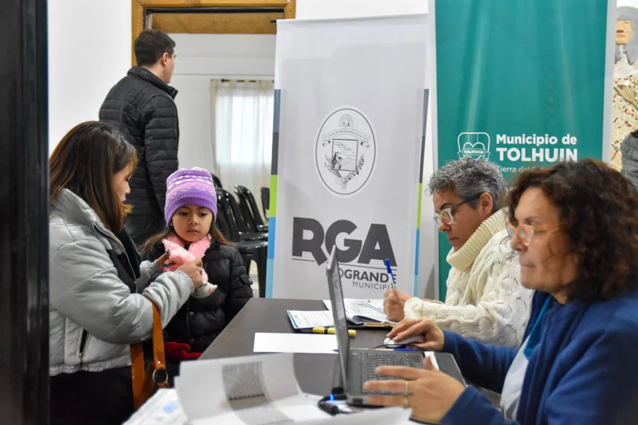 Alrededor de 100 niños fueron atendidos en la jornada de Salud Visual en Tolhuin (1)