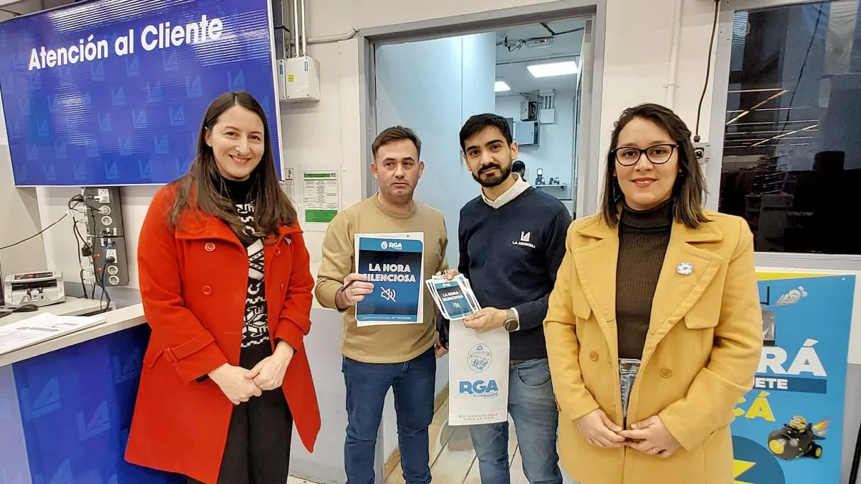 Entregan cartelería a comercios para el cumplimiento de “La Hora Silenciosa”