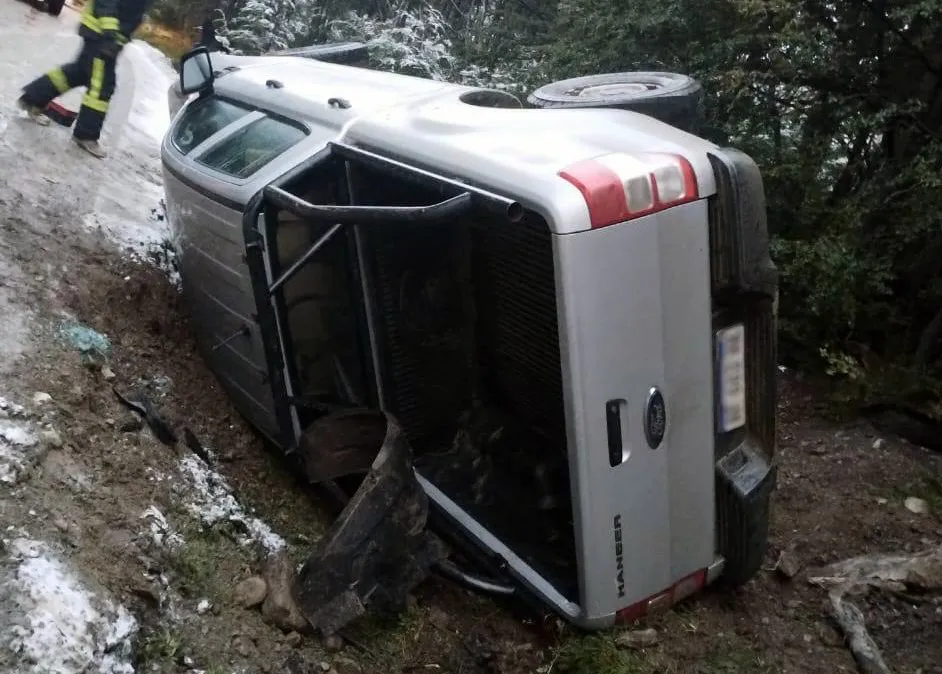Una camioneta protagonizó un despiste y vuelco sobre la Ruta Provincial J (2)