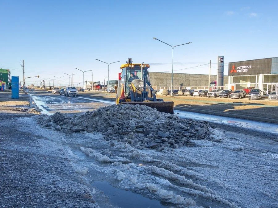 Se llevan adelante tareas de limpieza de hielo y escarcha sobre las calles