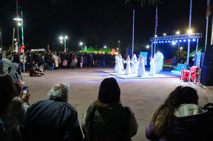 Con el encendido del Árbol de Navidad, comenzaron los festejos en Tolhuin  (3)