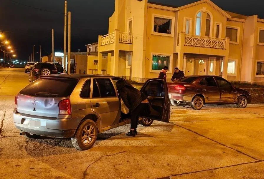 Una conductora debió ser hospitalizada tras un choque en el B° Buena Vista
