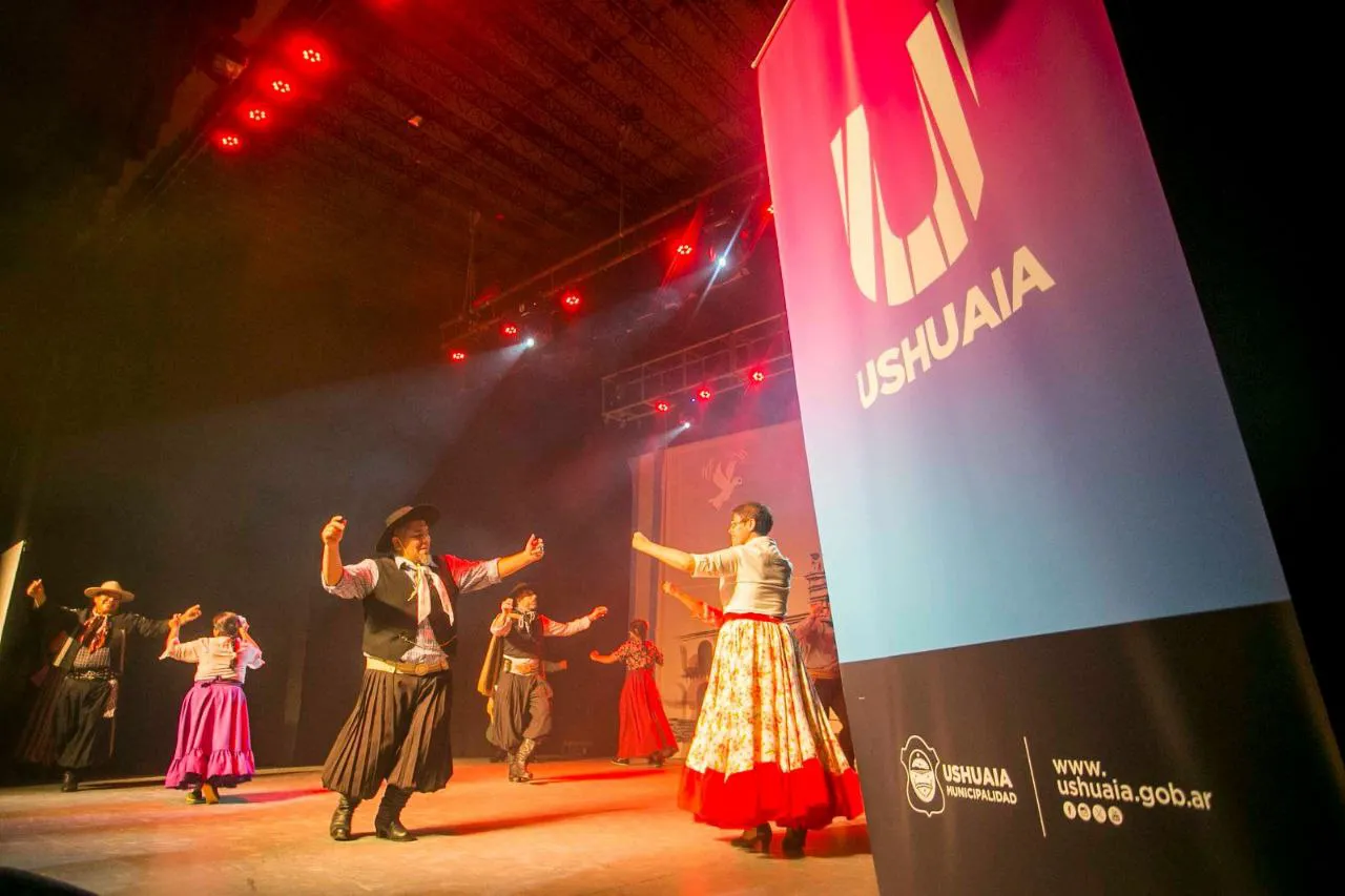 Vecinos de Ushuaia participaron de la vigilia folklórica “Esperando el 25” (4)
