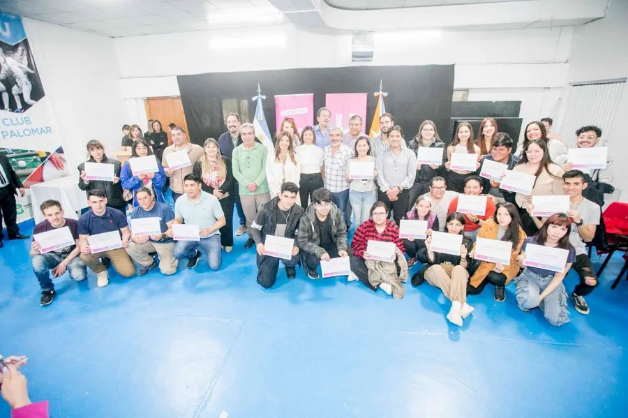 Se entregaron certificados de capacitaciones en cursos de empleo y formación laboral