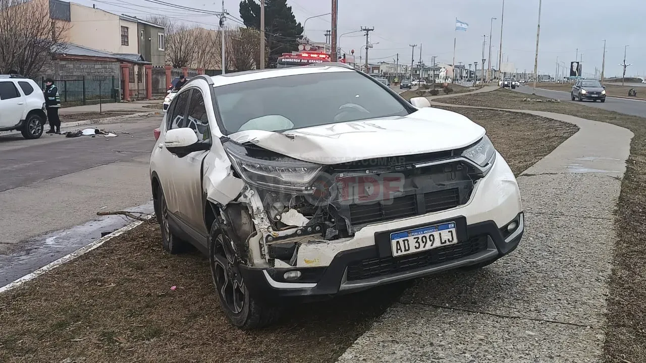 Conductora chocó contra un vehículo estacionado y se arrojó de su camioneta  0
