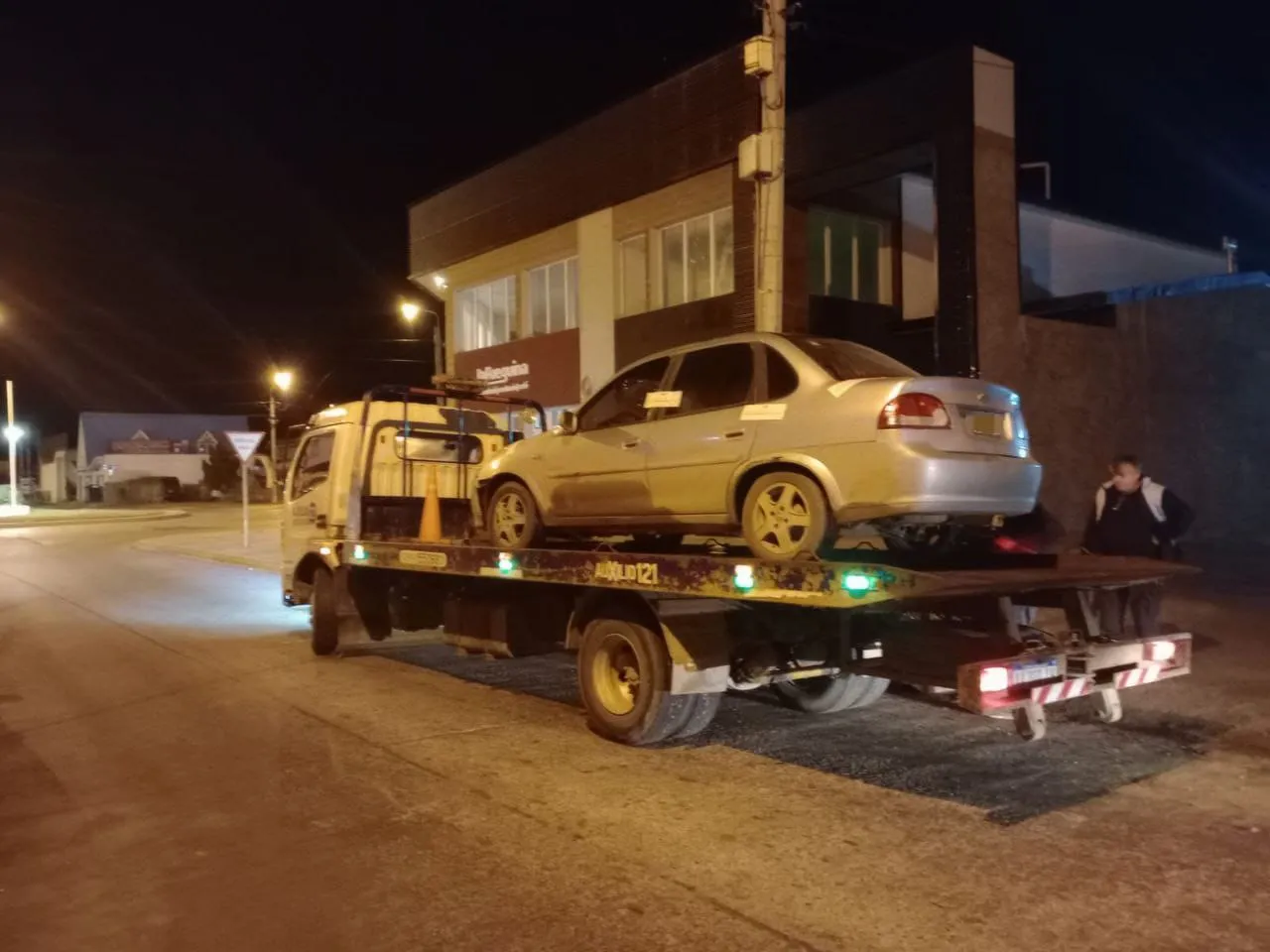 Conductor chocó un automóvil estacionado y dejó abandonado su vehículo (2)