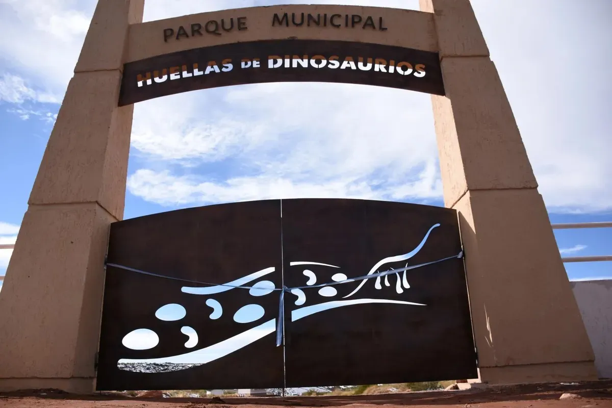 Inauguraron un parque en Malargüe donde se pueden ver huellas de dinosaurios (2)