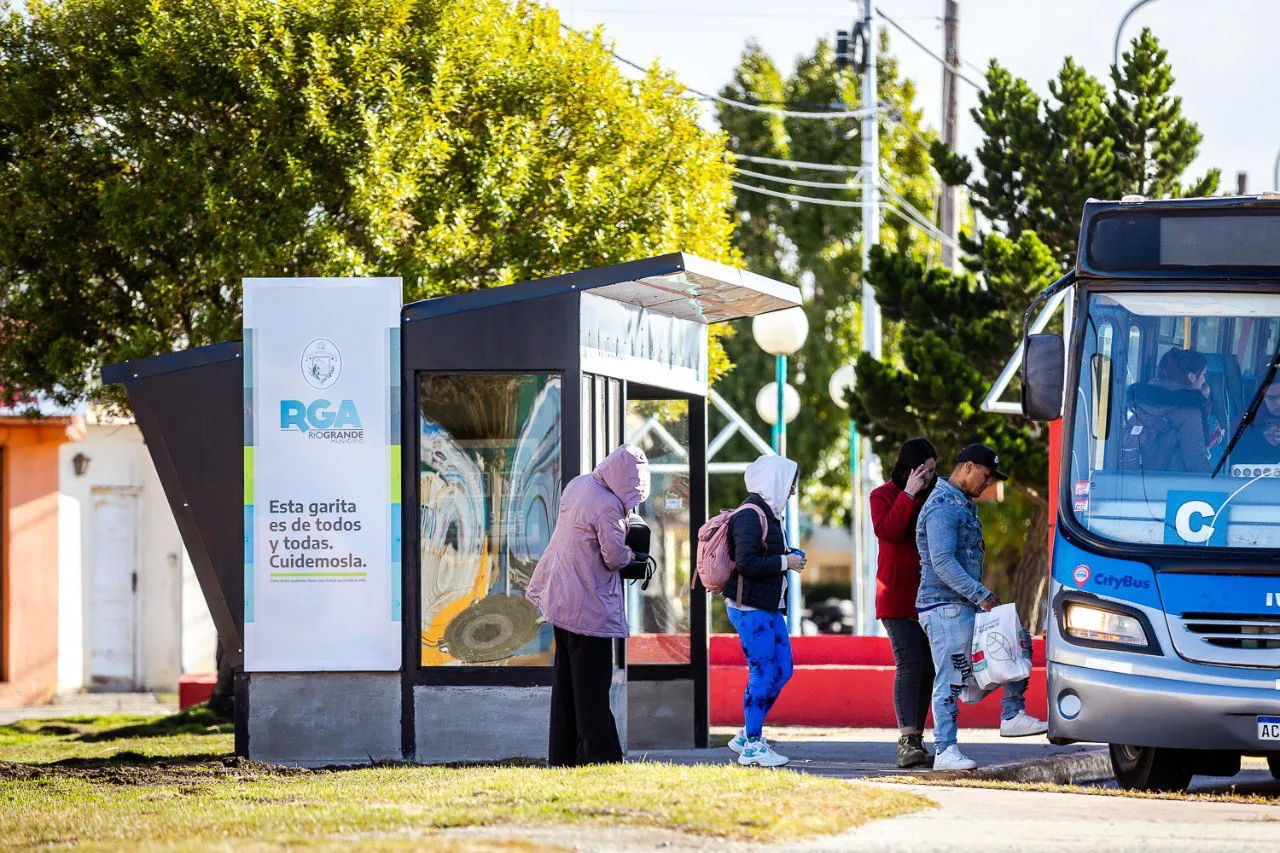 Avanzan los trabajos de modernización de las garitas de colectivos de Río Grande (1)