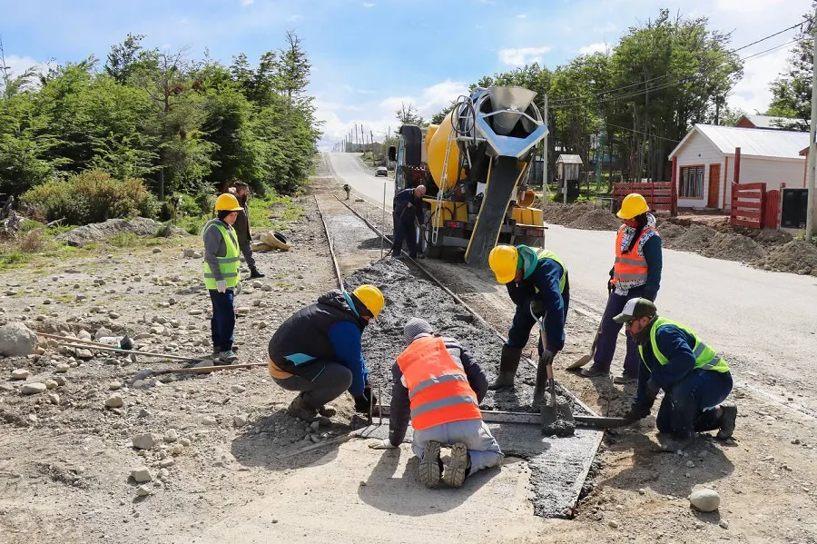 Se retomaron los trabajos del Plan de Veredas en diversos barrios de Tolhuin