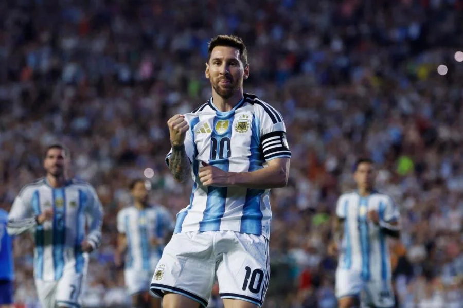 Argentina inicia hoy la defensa del título mundial ante Argelia