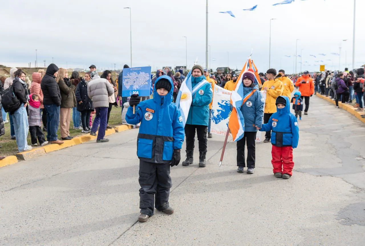 Alrededor de 20 mil riograndenses participaron del desfile y las actividades por Malvinas (5)