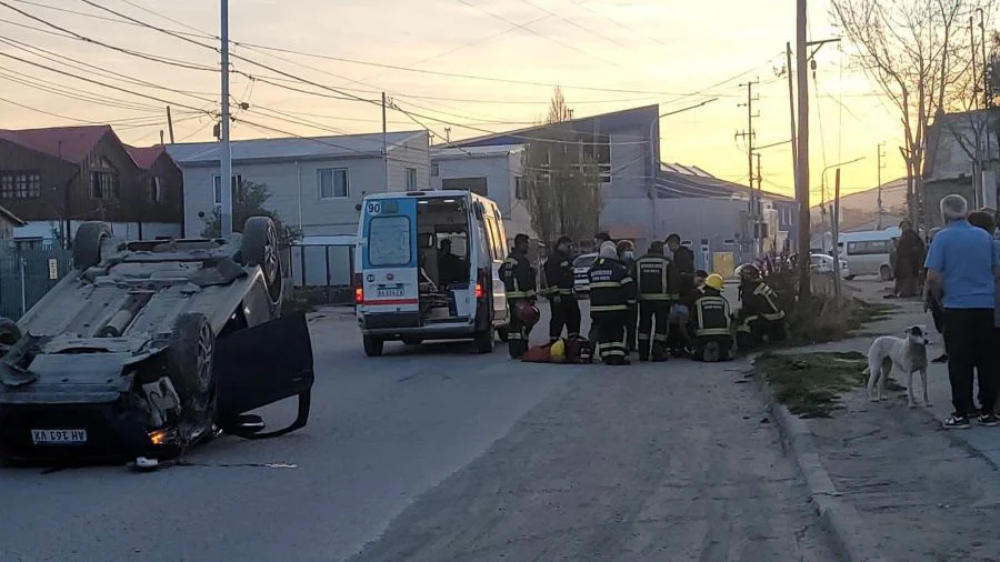 Un Peugeot 208 volcó e impactó contra dos vehículos estacionados en Ushuaia 