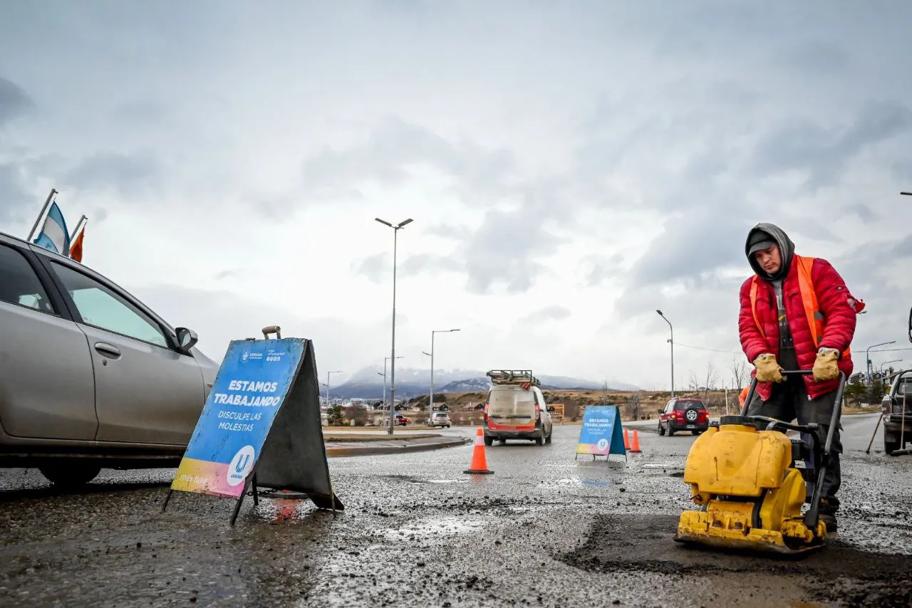 Avanzan los trabajos de bacheo en diversos sectores de la ciudad de Ushuaia