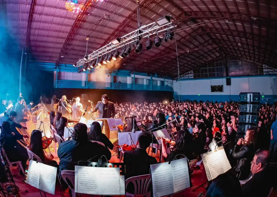 Cientos de jóvenes disfrutaron del recital de la emblemática banda “Rescate” (3)