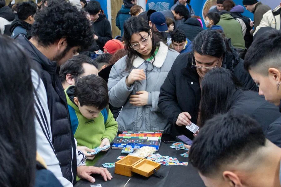 Cientos de chicos intercambiaron figuritas en el ‘Punto Mundial’