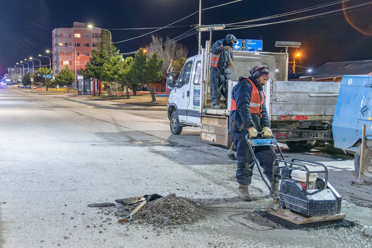 Trabajadores municipales continúan realizando trabajos sobre las calles de la ciudad