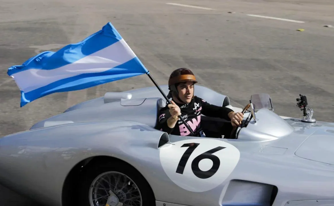 Colapinto utilizando la histórica “Flecha de Plata” de Mercedes de Fangio