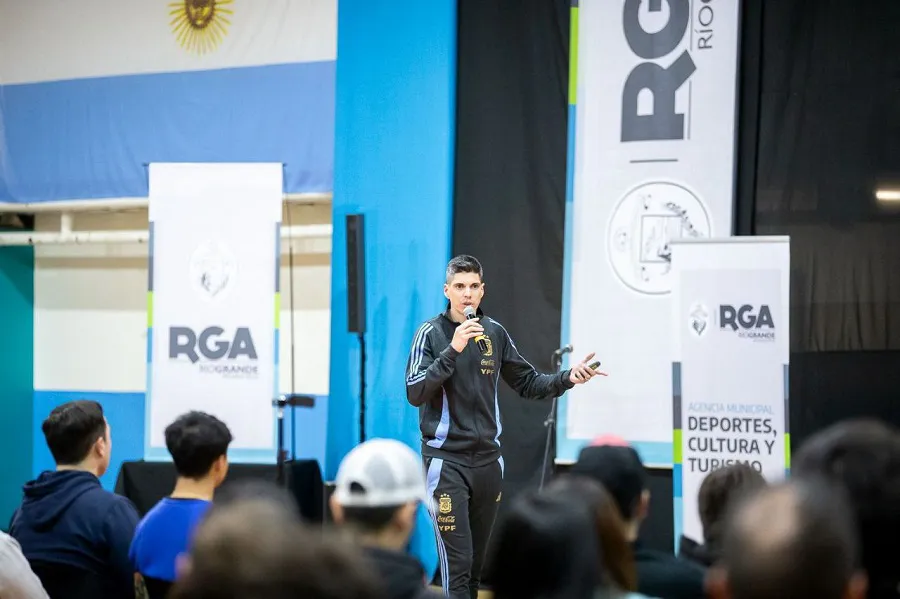 El DT de la Selección Argentina de Futsal dictó un campus de fútbol en Río Grande (2)