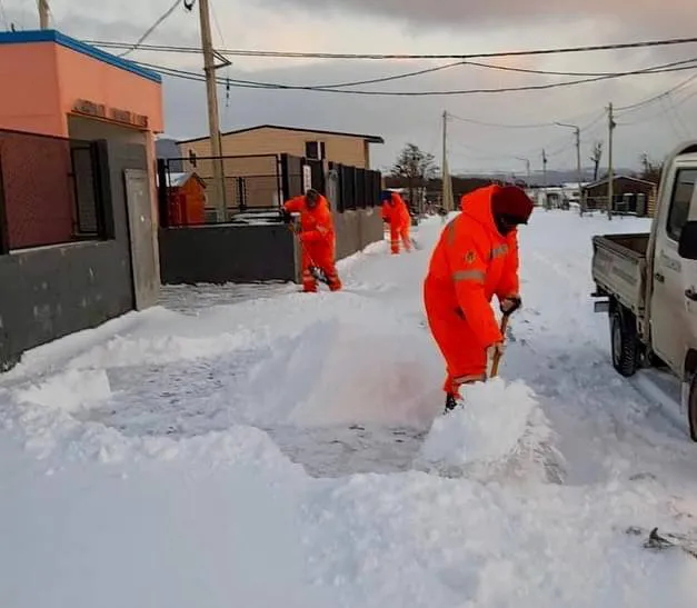 Intensos trabajos durante el fin de semana para retirar la nieve en Tolhuin (2)