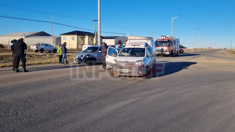 Violento choque en el ingreso al barrio de Altos de la Estancia dejó un herido (10)