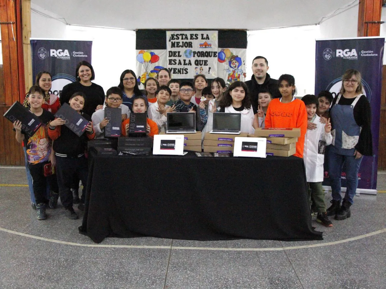 Instituciones deportivas de la ciudad recibieron computadoras y tablets del municipio (1)