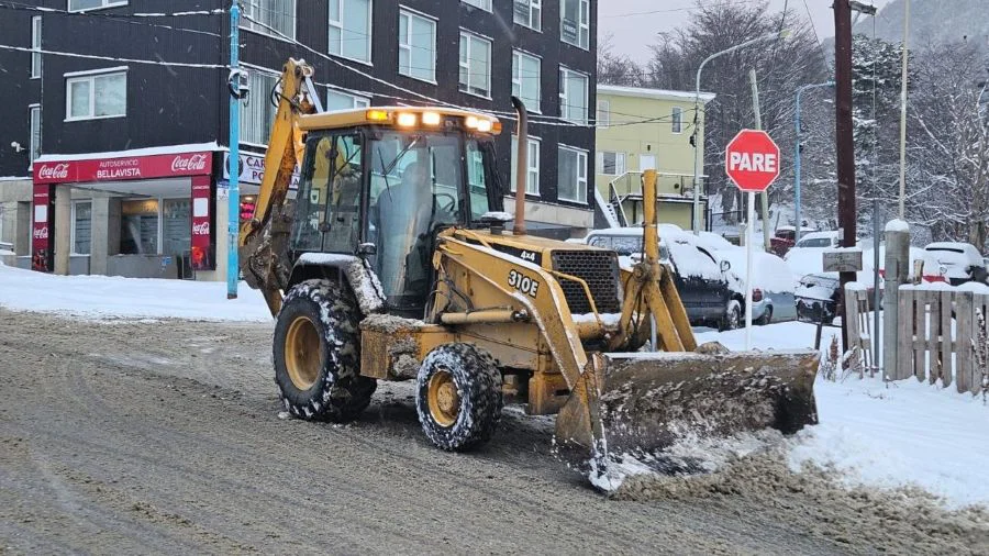Continúan los intensos trabajos de despeje y limpieza de nieve en Ushuaia