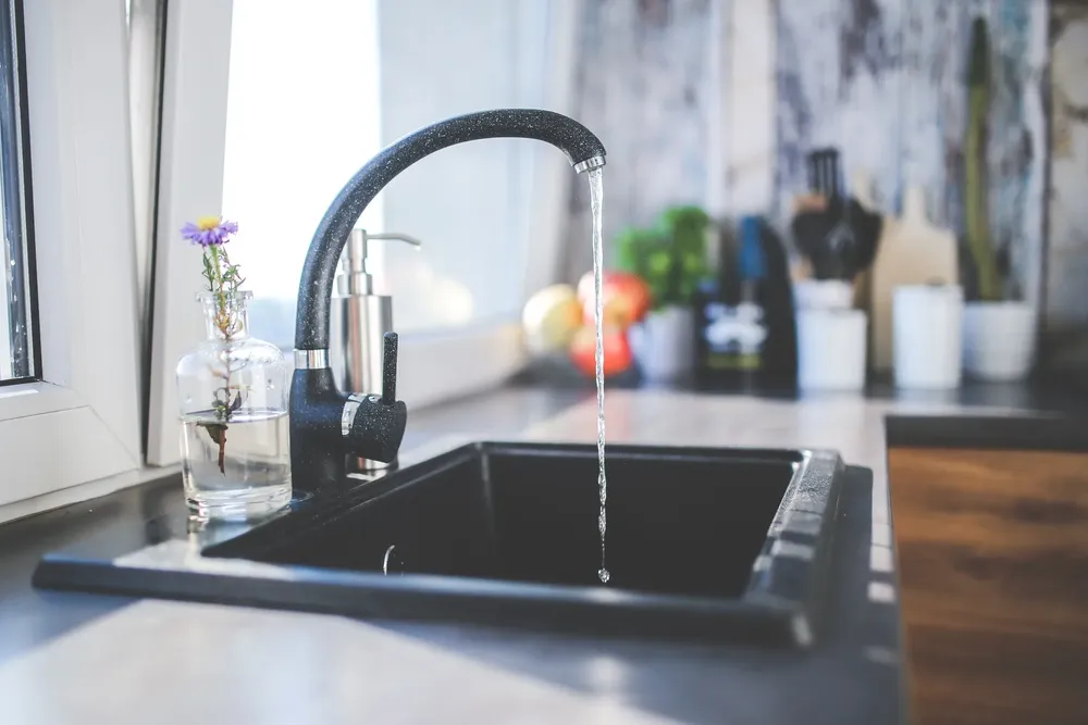 Recomiendan no dejar abiertas las canillas de agua durante todo el día