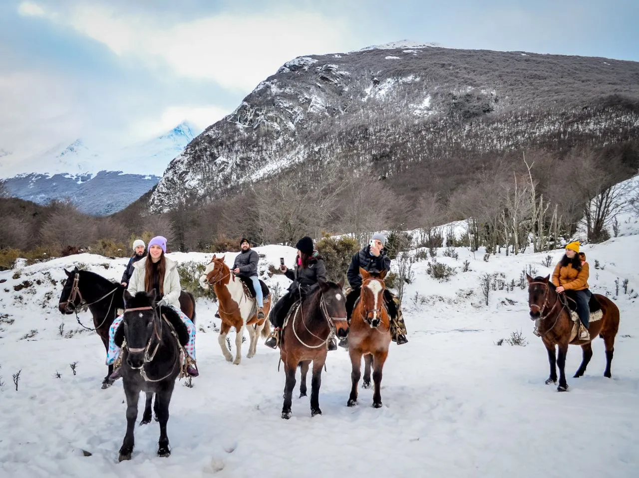 Jornada de cabalgatas en la nieve por la Fiesta Nacional de la “Noche más larga”
