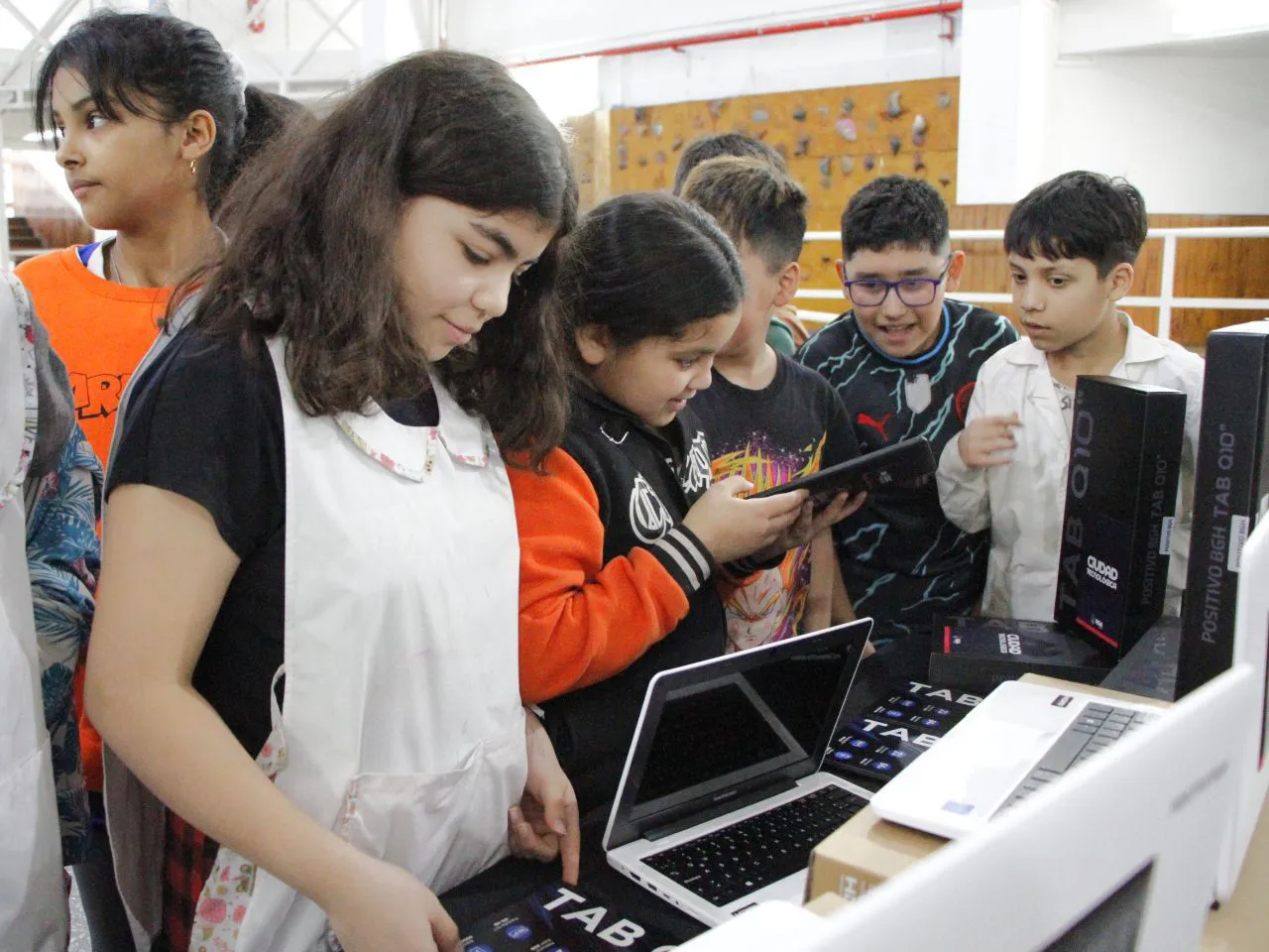 Instituciones deportivas de la ciudad recibieron computadoras y tablets del municipio (3)