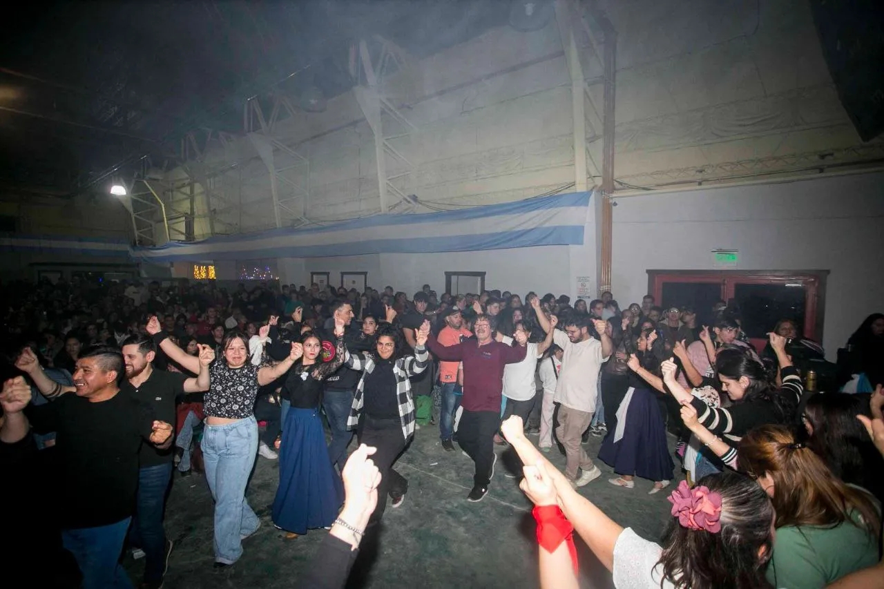 Vecinos de Ushuaia participaron de la vigilia folklórica “Esperando el 25” (1)