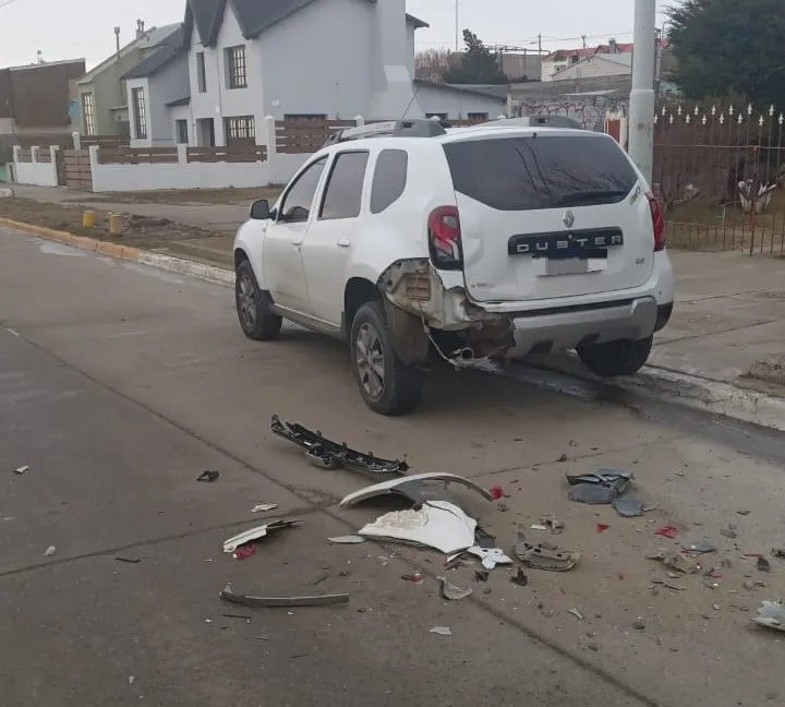 Conductora chocó contra un vehículo estacionado y se arrojó de su camioneta  (2)
