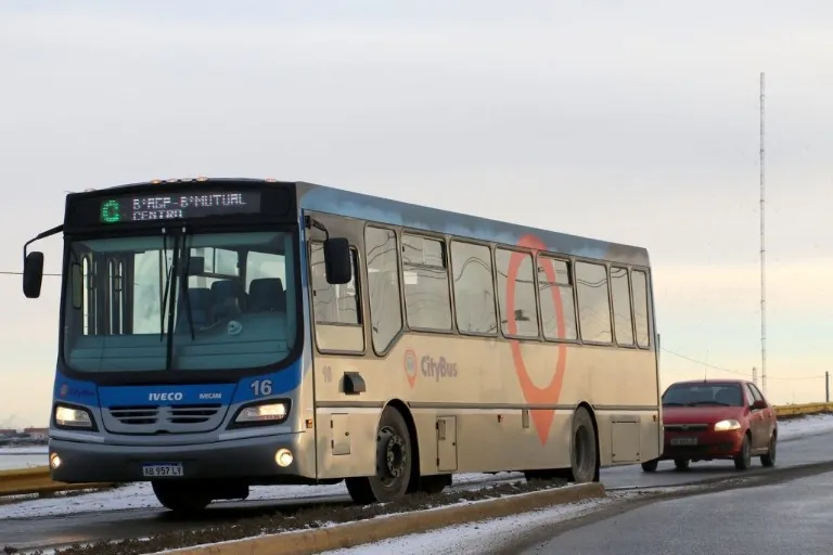 Tras un acuerdo se logró destrabar el conflicto y se levantó el paro de colectivos