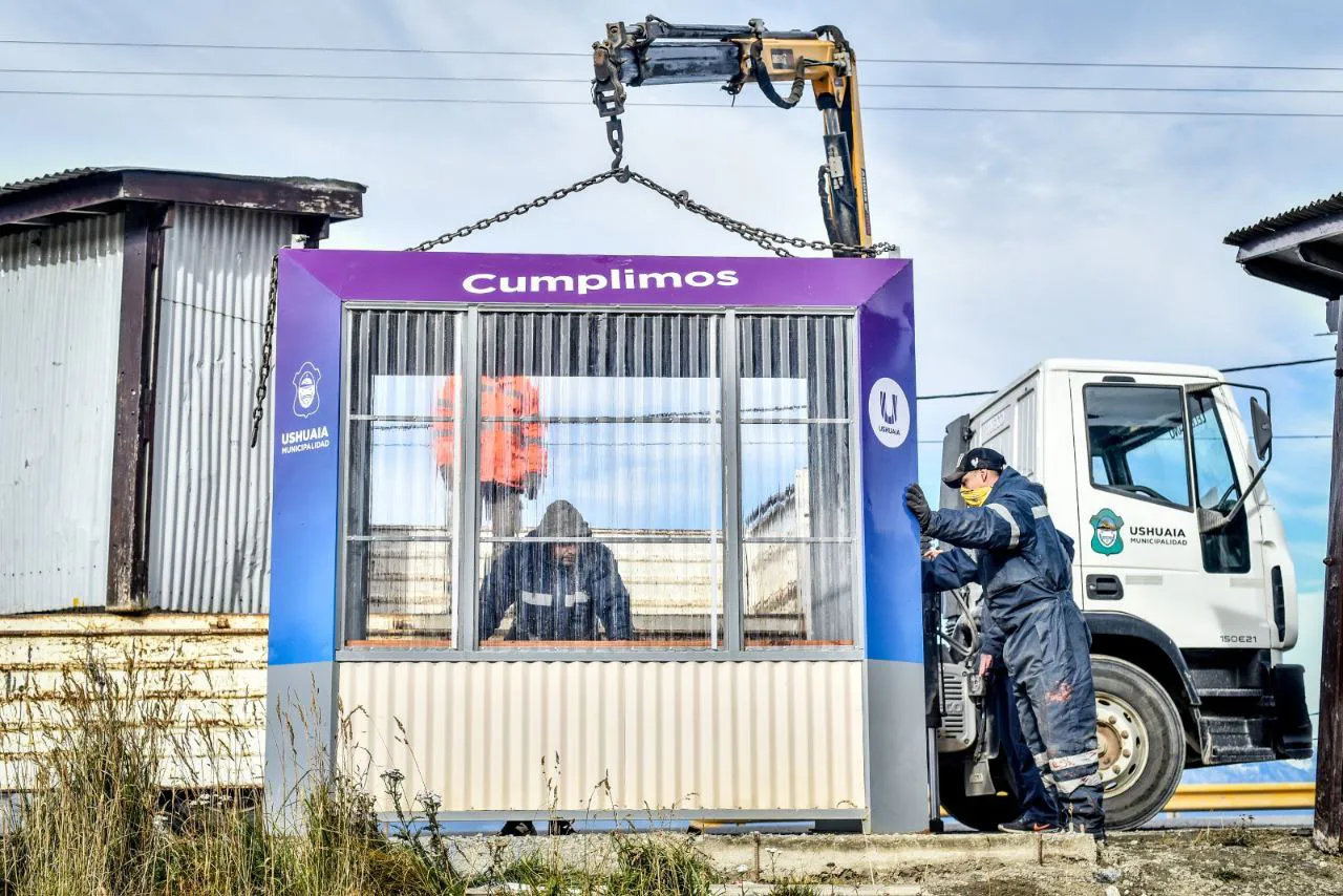 Comenzó la colocación de nuevas garitas de colectivos en la ciudad de Ushuaia (1)
