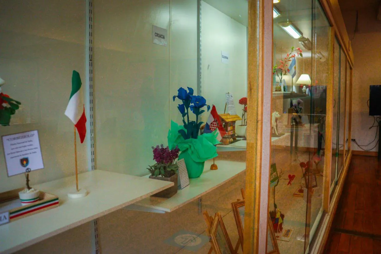 Quedó inaugurada la exposición “Flores del Mundo” en el Museo Casa Pena en Ushuaia (2)