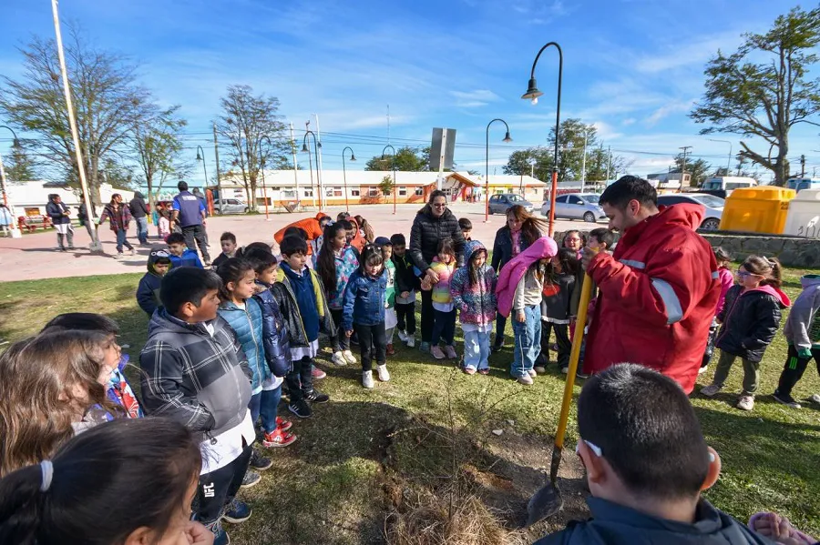 Jornada de forestación en el Día Internacional contra el Cambio Climático en Tolhuin  (2)